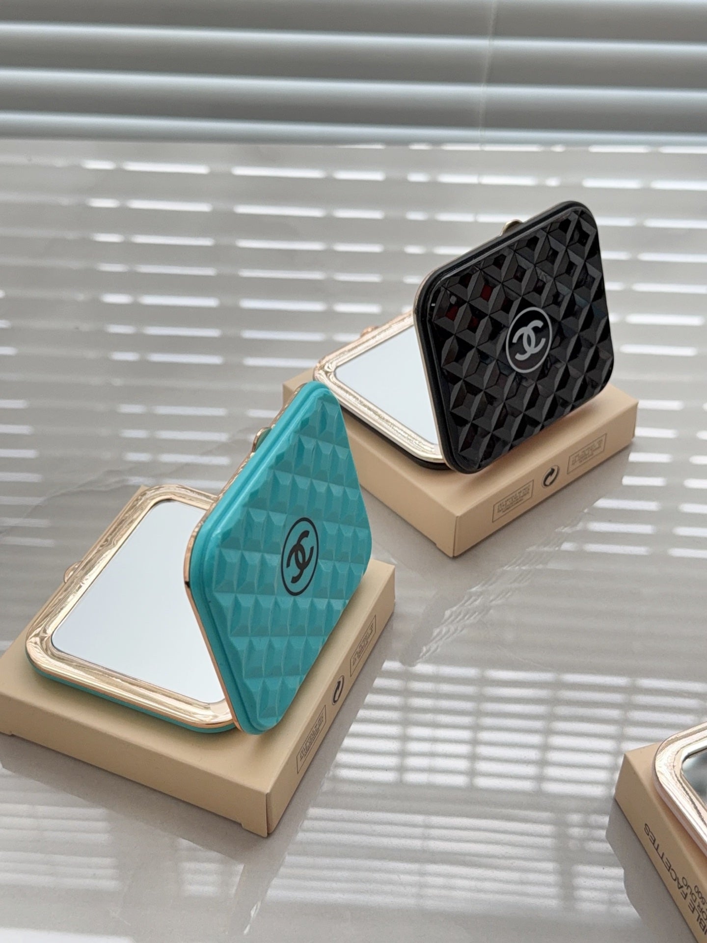 Folding mirror/model:1