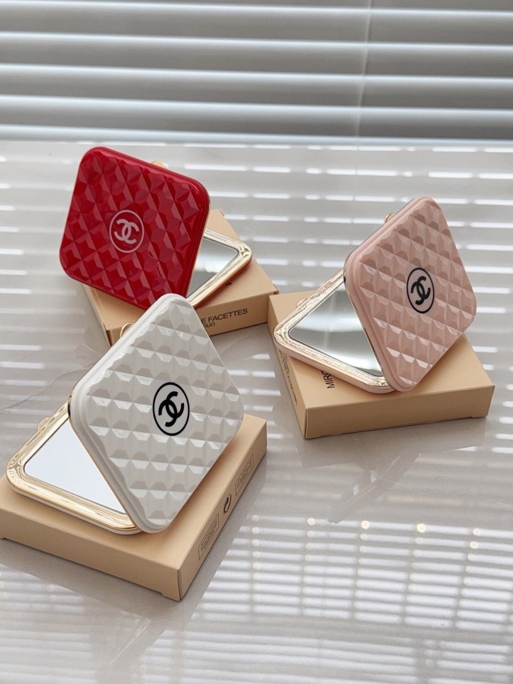 Folding mirror/model:1