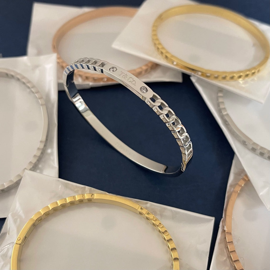 Bracelet: F18