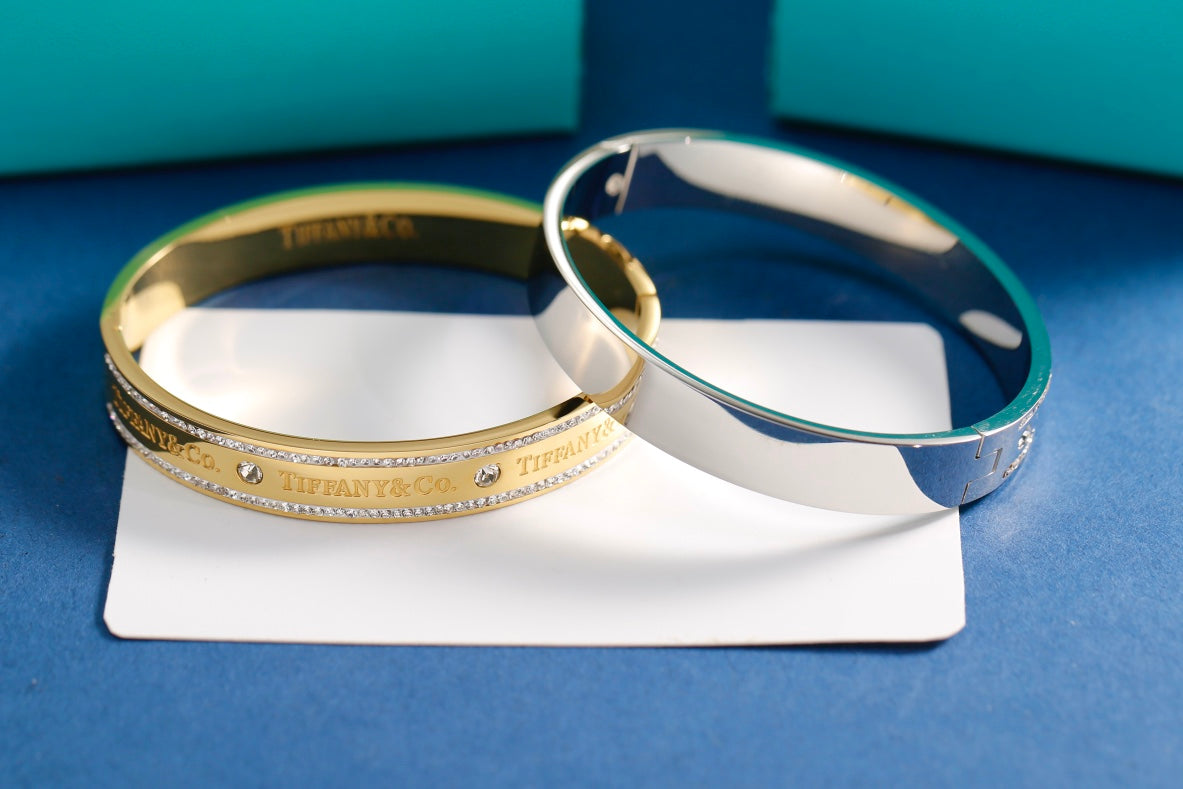 Bracelet: F17