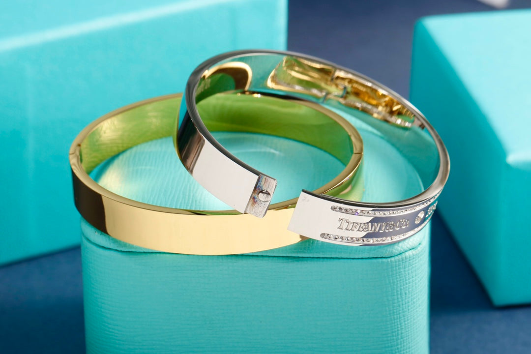 Bracelet: F17