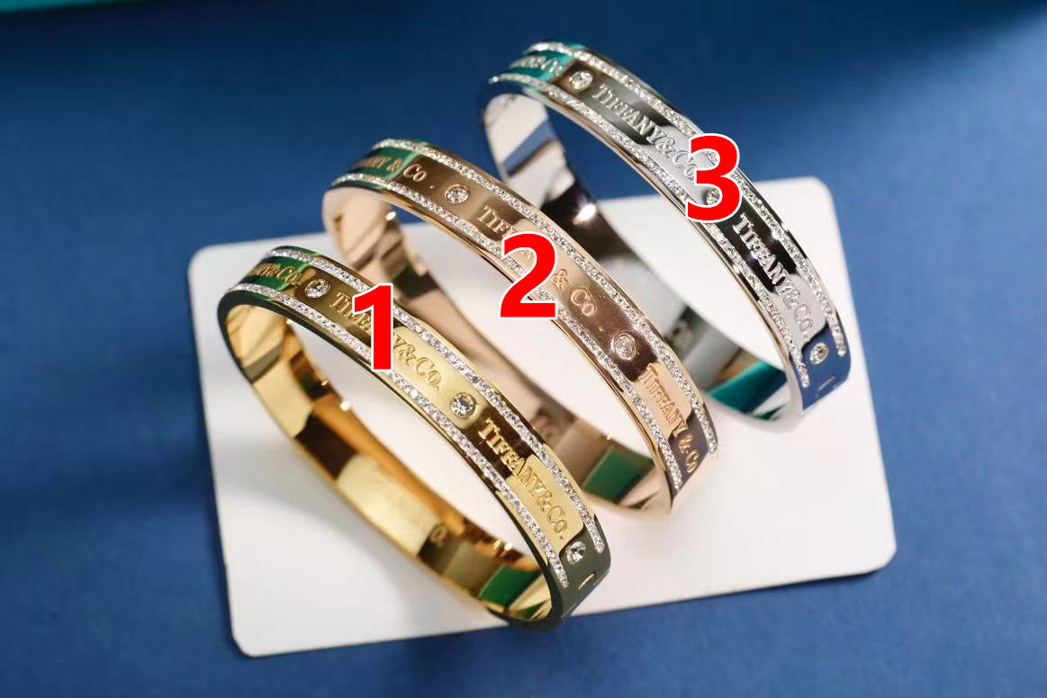 Bracelet: F17