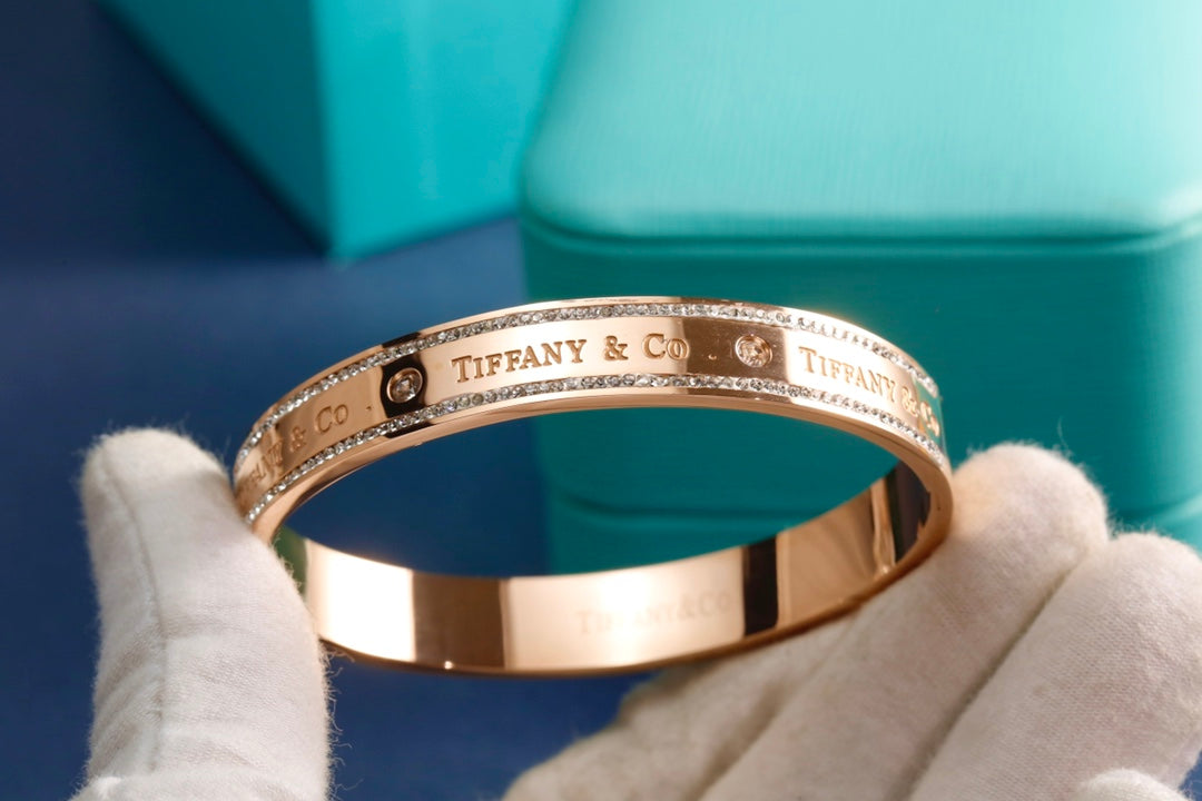 Bracelet: F17
