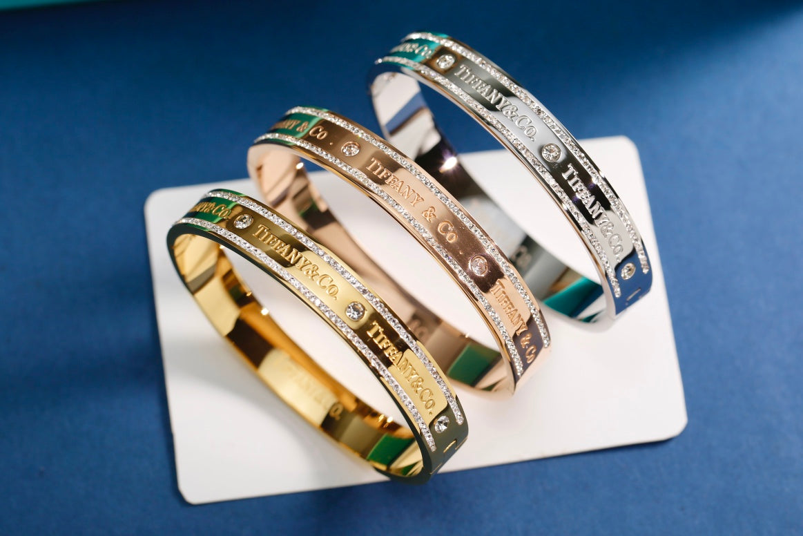 Bracelet: F17