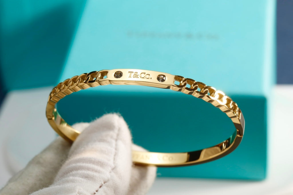 Bracelet: F18