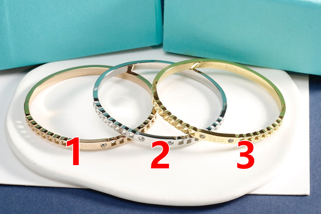 Bracelet: F18