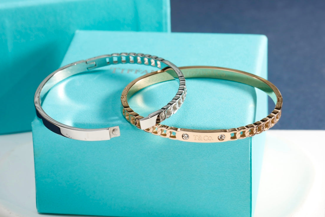 Bracelet: F18