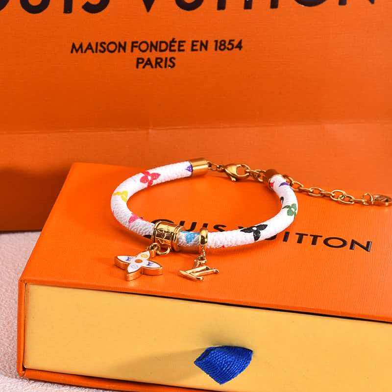 Bracelet: F11